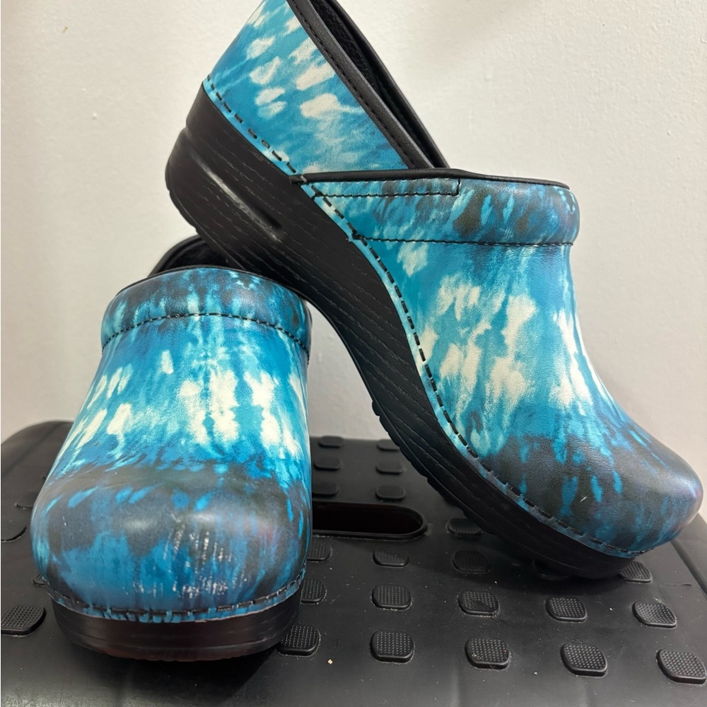 Blue Tie-Dye Clogs – Stylish & Comfortable, Size 38 (US 9) - Picture 3 of 4